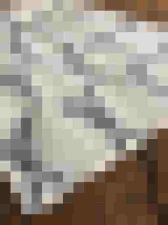 Schwenkender Stoff mit Rehmotiven in Schwarz auf weißem Hintergrund für kreative Designs.