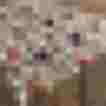 Bunte Schürze mit floralem Muster auf Holzoberfläche, inspiriert von traditionellem Design.