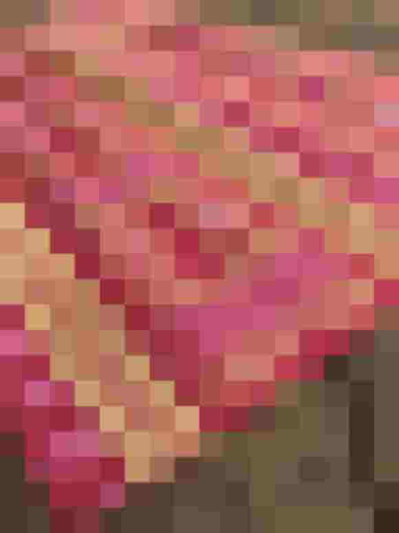 Muster einer handgefertigten Schürze in Rot mit bunten geometrischen Designs.
