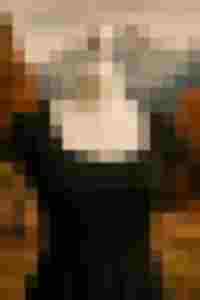 Schwarzes Kleid mit Herzausschnitt auf Schneiderpuppe