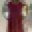 Weinrotes Kleid mit Herzausschnitt und kurzen Ärmeln im alpinen Stil