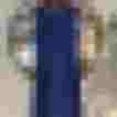 Klassisches royalblaues A-Linien Kleid aus Baumwolle auf Bügel vor Spiegel