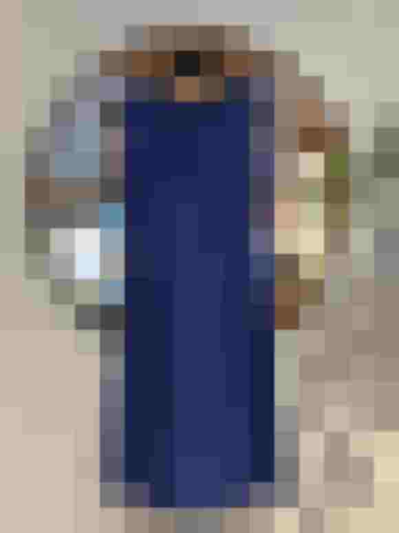 Klassisches royalblaues A-Linien Kleid aus Baumwolle auf Bügel vor Spiegel
