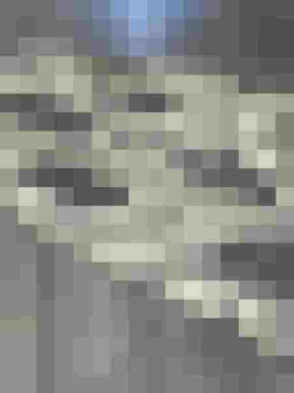 Baumwollstoff mit Farnmuster auf Holzboden