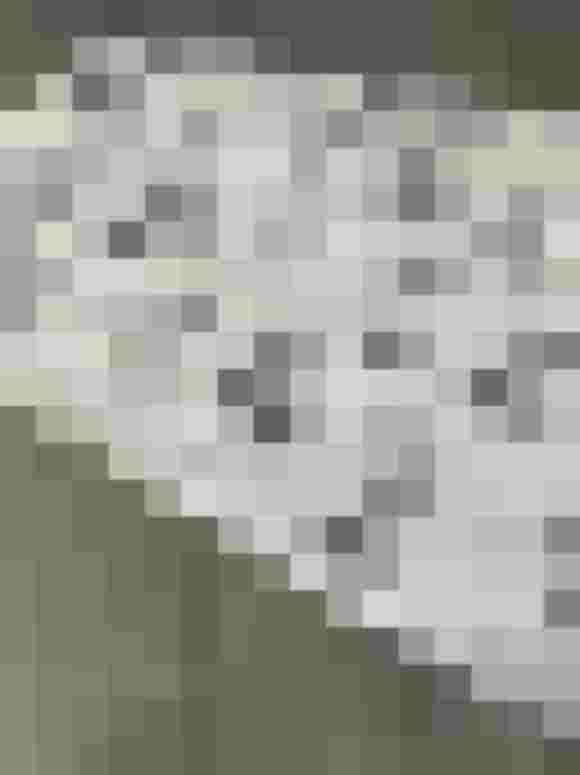 weiße Baumwollschürze mit schwarzem Tannenmuster auf grauem Boden